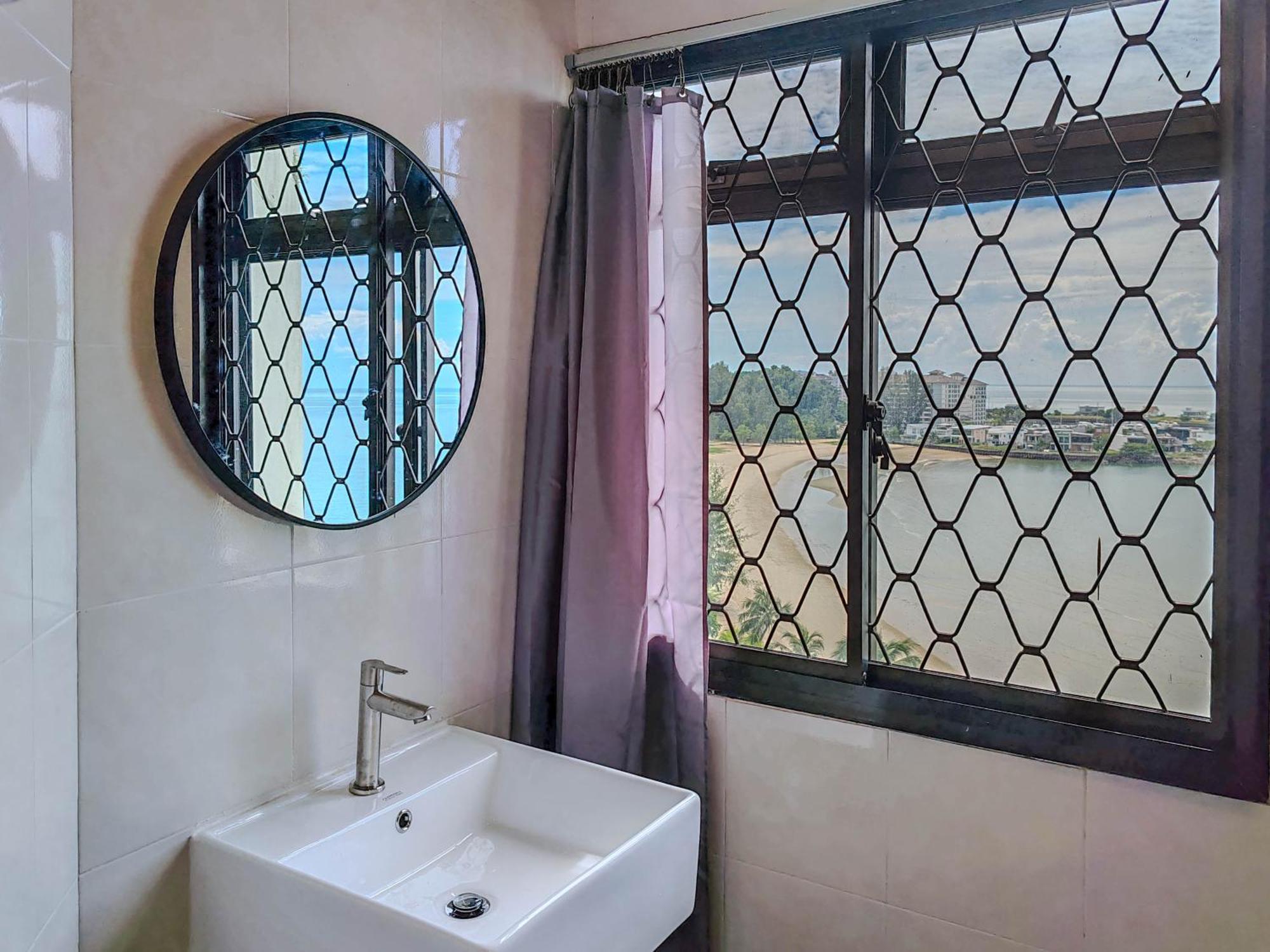 'Newly Refurbished' 'Sunny Seaview' At Regency With 2 Carpark By Shine Stay Port Dickson Kültér fotó